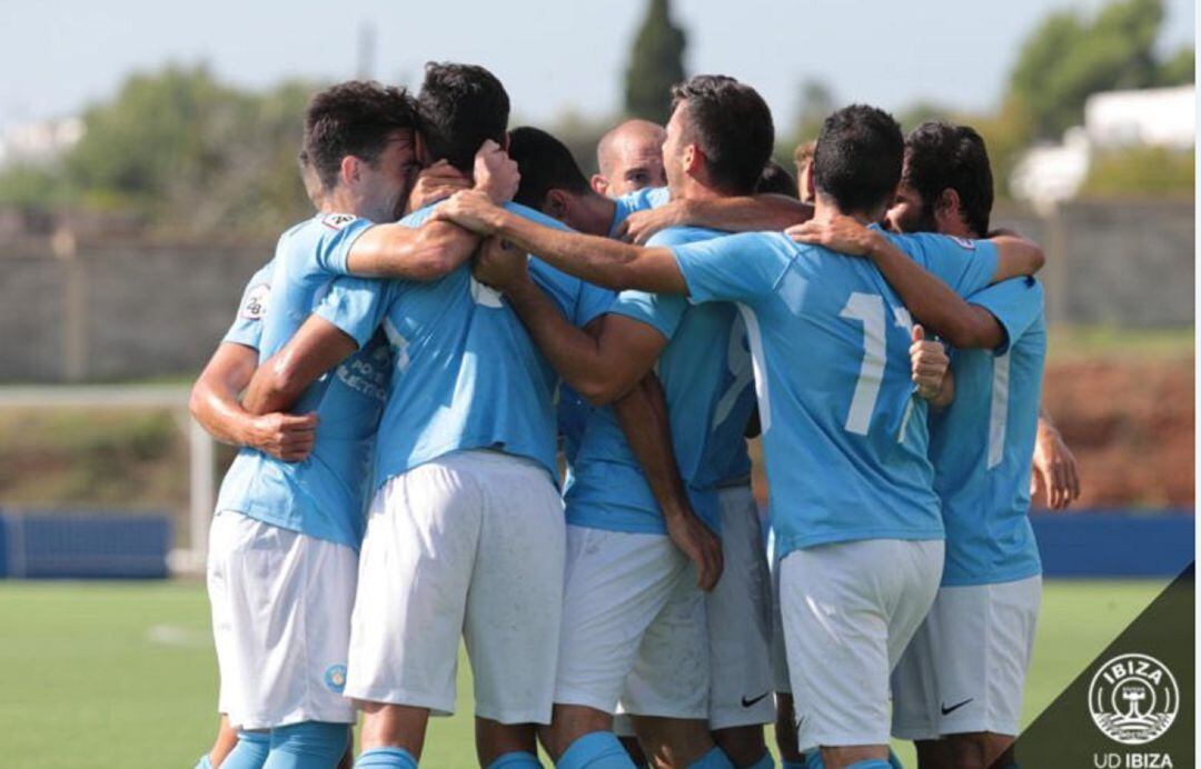 Los jugadores de la UD Ibiza festejando uno de los goles