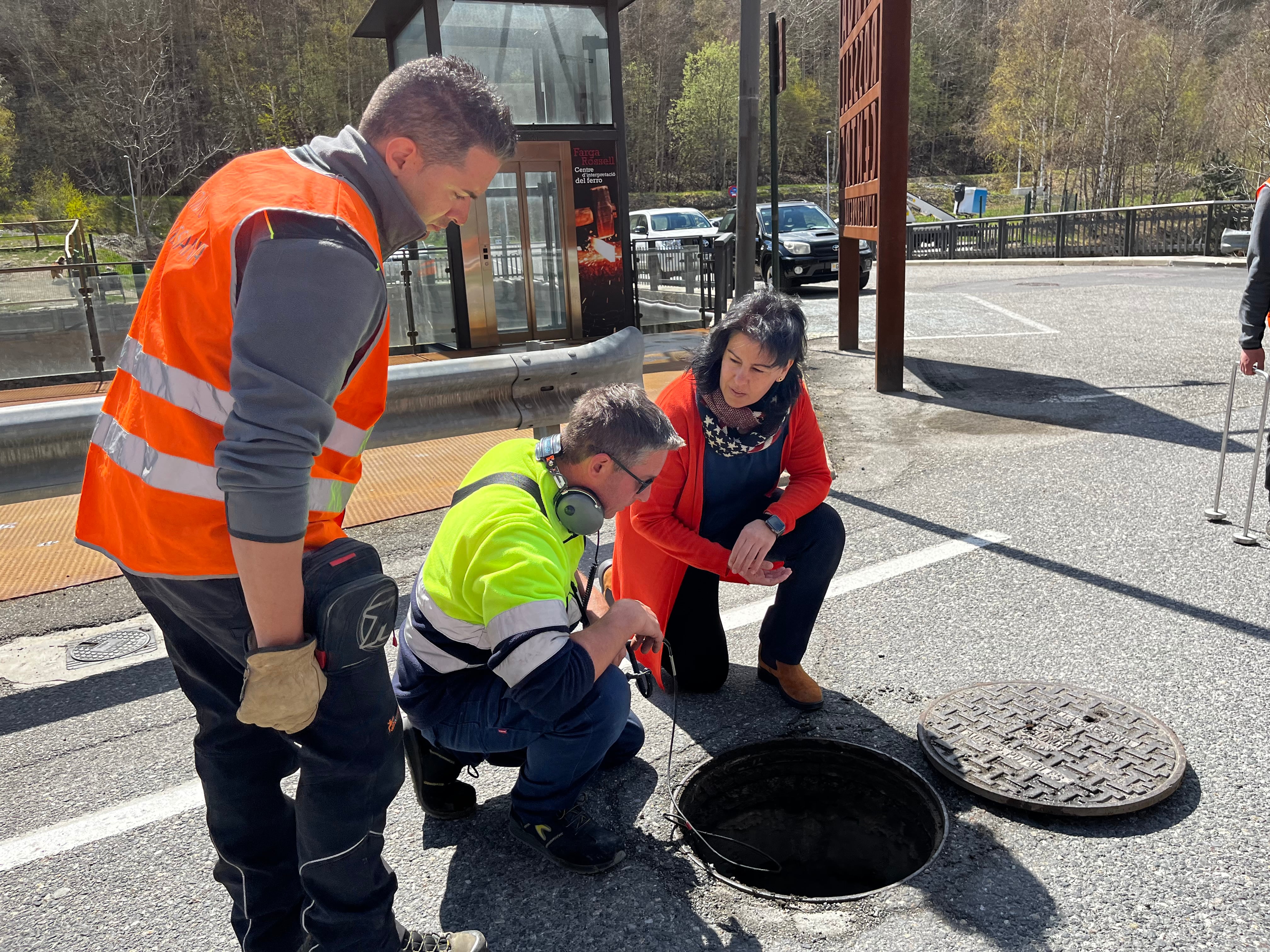 La cònsol menor, Eva Sansa, acompanya el tècnic que revisarà els 65 quilòmetres de canonades de la parròquia