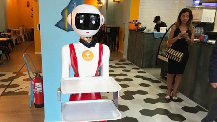 Mulán, el robot camarera que acaba de llegar a Valencia