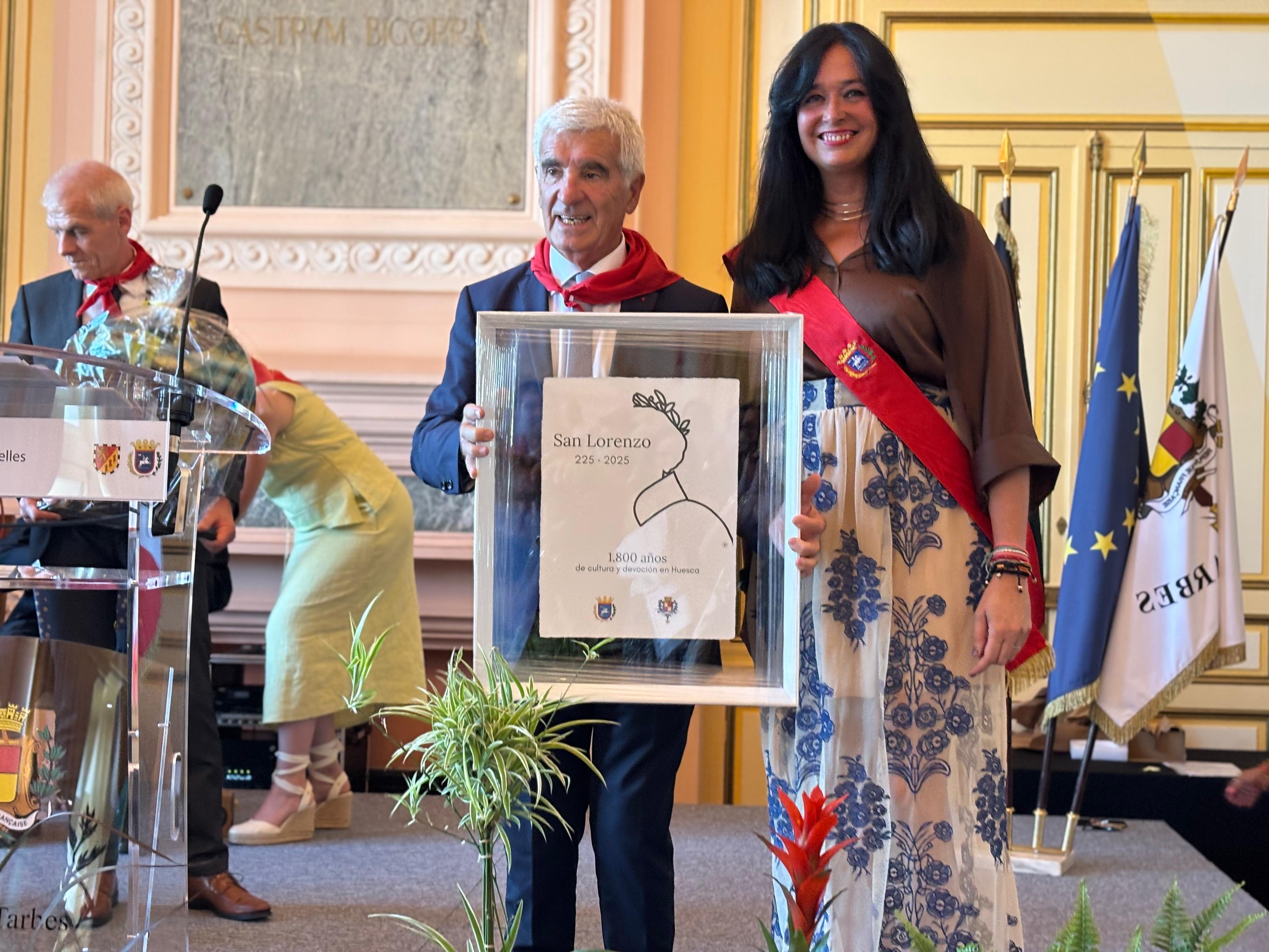 Lorena Orduna con el alcalde de Tarbes
