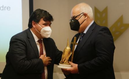 Gabriel Cruz, alcalde de Huelva entrega el Premio Cruz de Guía de Radio Huelva a Marcos de la Corte, hermano mayor de la Hermandad del Nazareno de Huelva