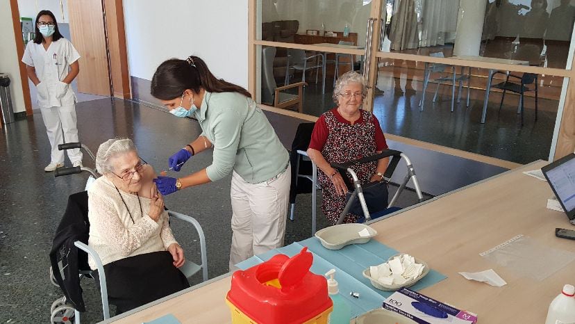 Inicio de la Campaña de vacunación de la cuarta dosis contra la Covid-19 y contra la gripe en la Residencia Mixta de Segovia