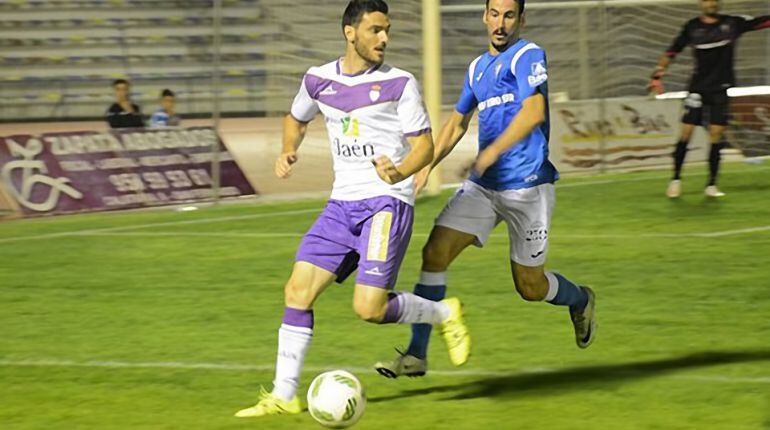 Dos jugadores del Real Jaén y del San Fernando se disputan el balón.