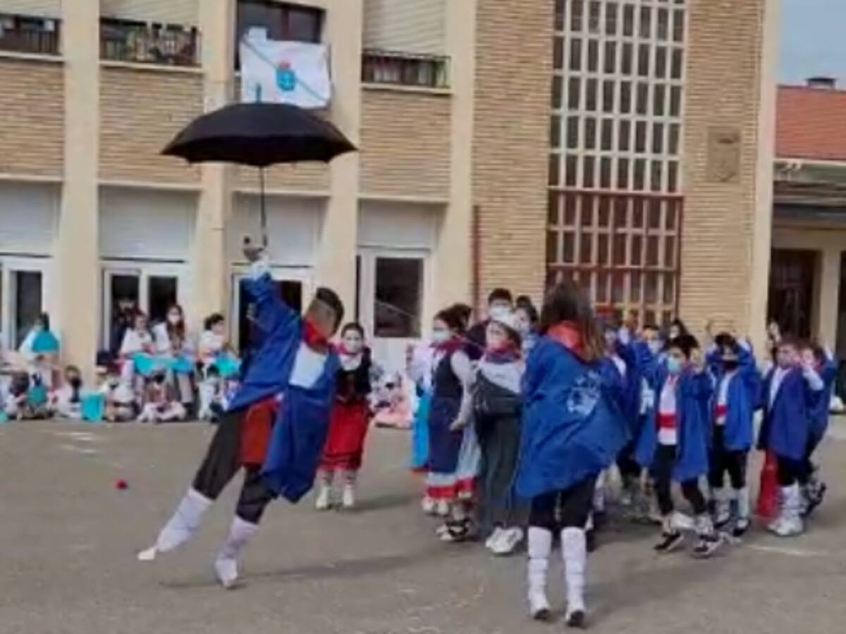 En Zaragoza se disfrazan de blusas y neskak con bajada de Celedón incluida