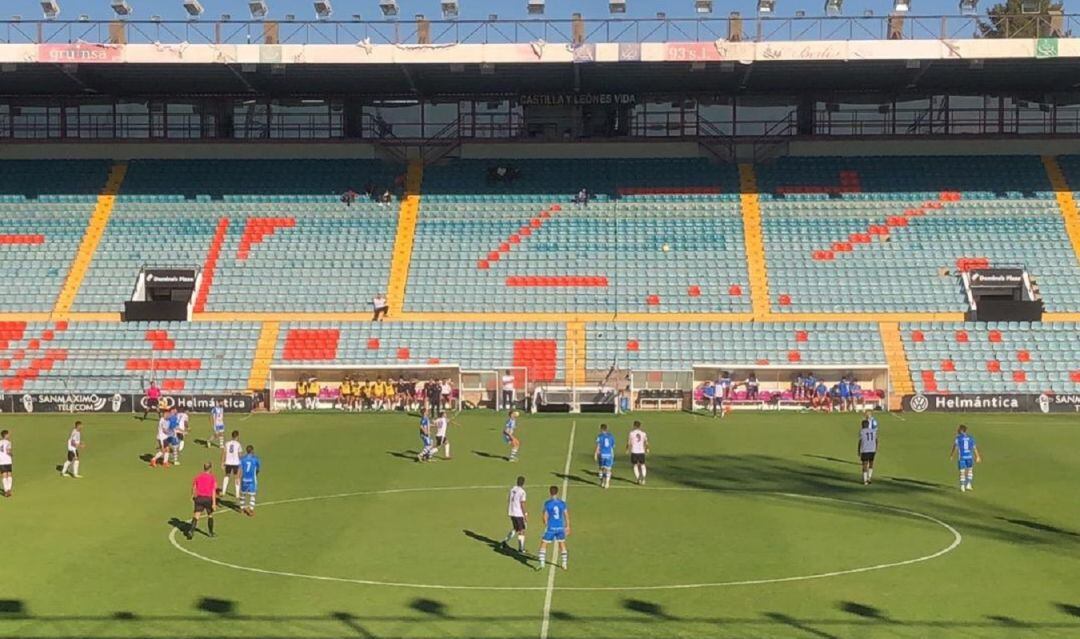 Un instande de juego entre blanquiazules y blanquinegros en El Helmántico.