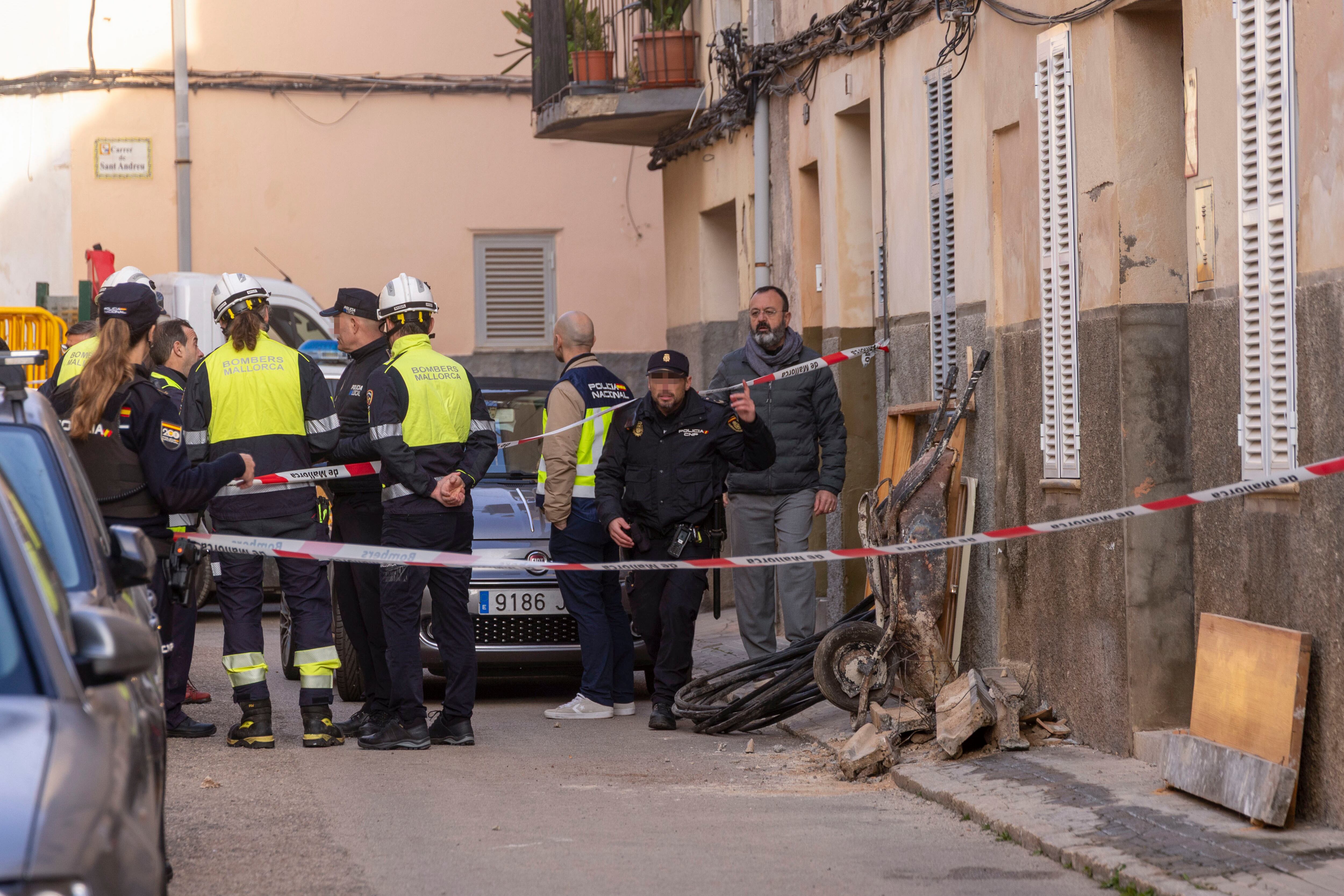 MANACOR (MALLORCA), 15/01/2026.- Agentes de Policía vigilan en la zona de la vivienda donde un joven de 18 años falleció en el derrumbe de la misma, situada en la calle Sant Francesc en Manacor, en el que un hermano de la víctima, de 12 años, también resultó herido menos grave. 