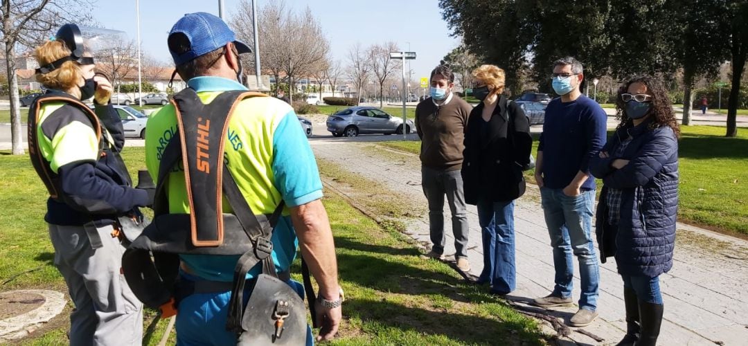 El Consistorio ha donado troncos a la ONG REMAR España, que trabaja con familias de la sierra madrileña en situación de exclusión social, a las que les proporcionan madera para calentar sus casas