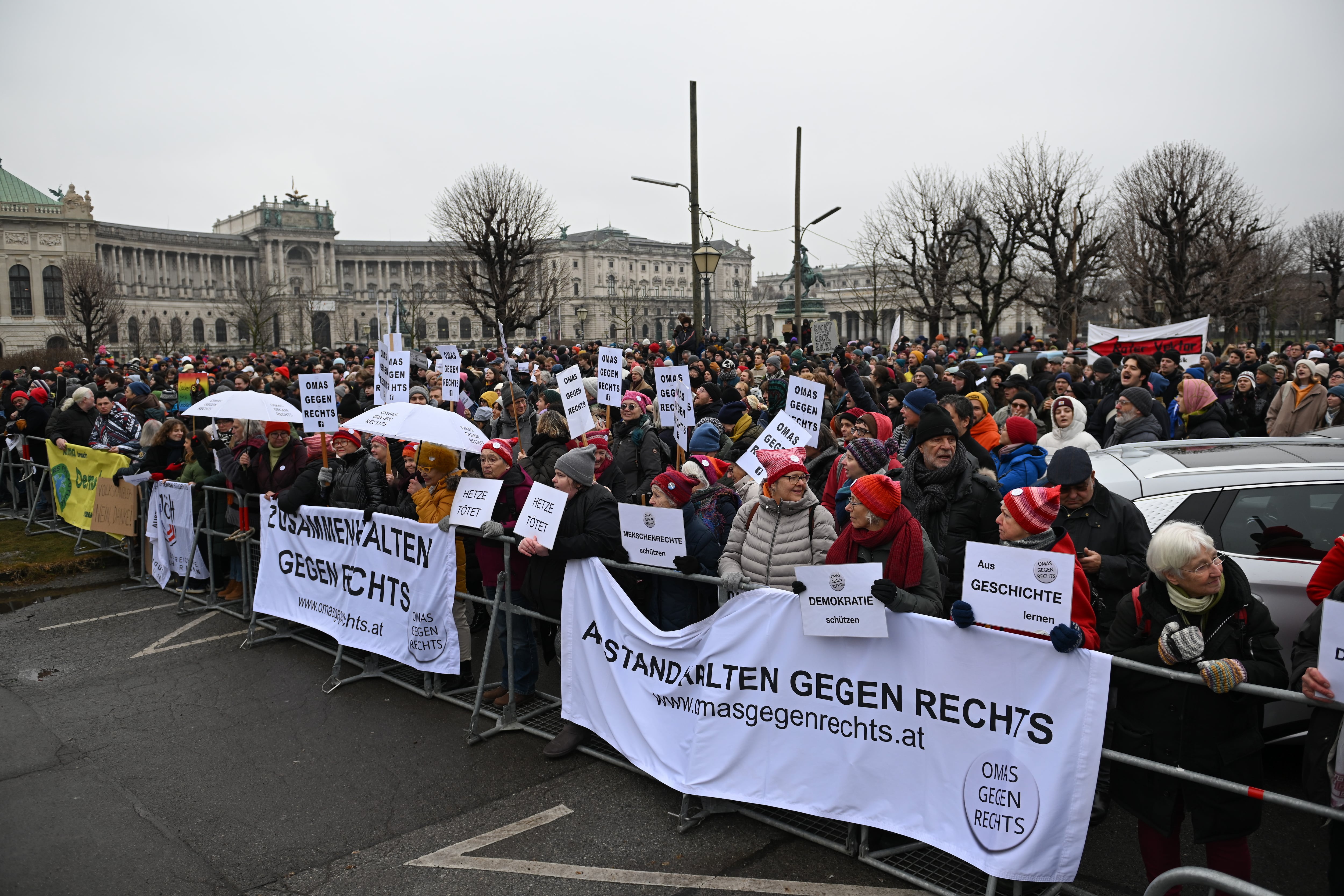 Manifestantes protestan frente a la Cancillería Federal para mostrar su rechazo a la reunión de Van der Bellen con Kickl