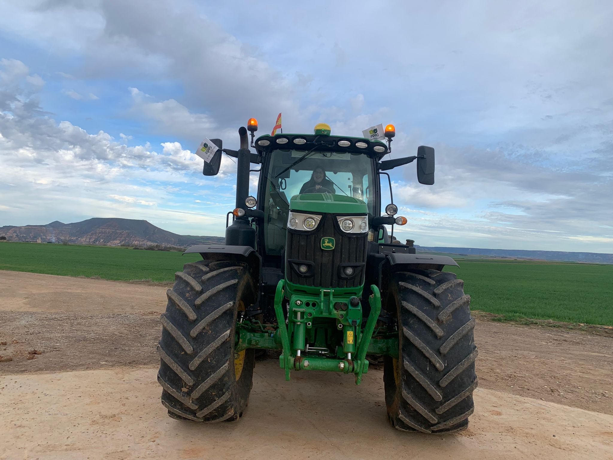 Erika Abad, joven agricultora incorporada al sector, en su tractor