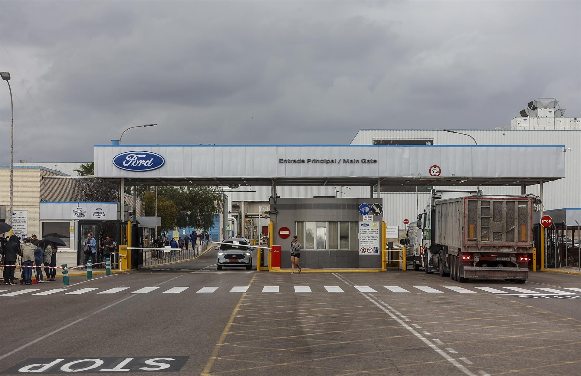 Varios trabajadores en la fábrica de Ford, en Almussafes