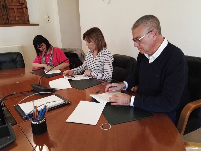 Firma del convenio del Ayuntamiento y la Asociación de Esclerosis Múltiple