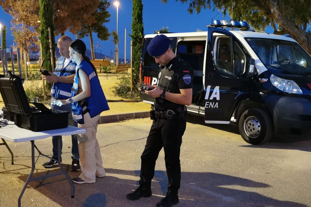 Policía Local controla uno de sus drones en una imagen de archivo tomada este verano en La Manga y Cabo de Palos para evitar botellón