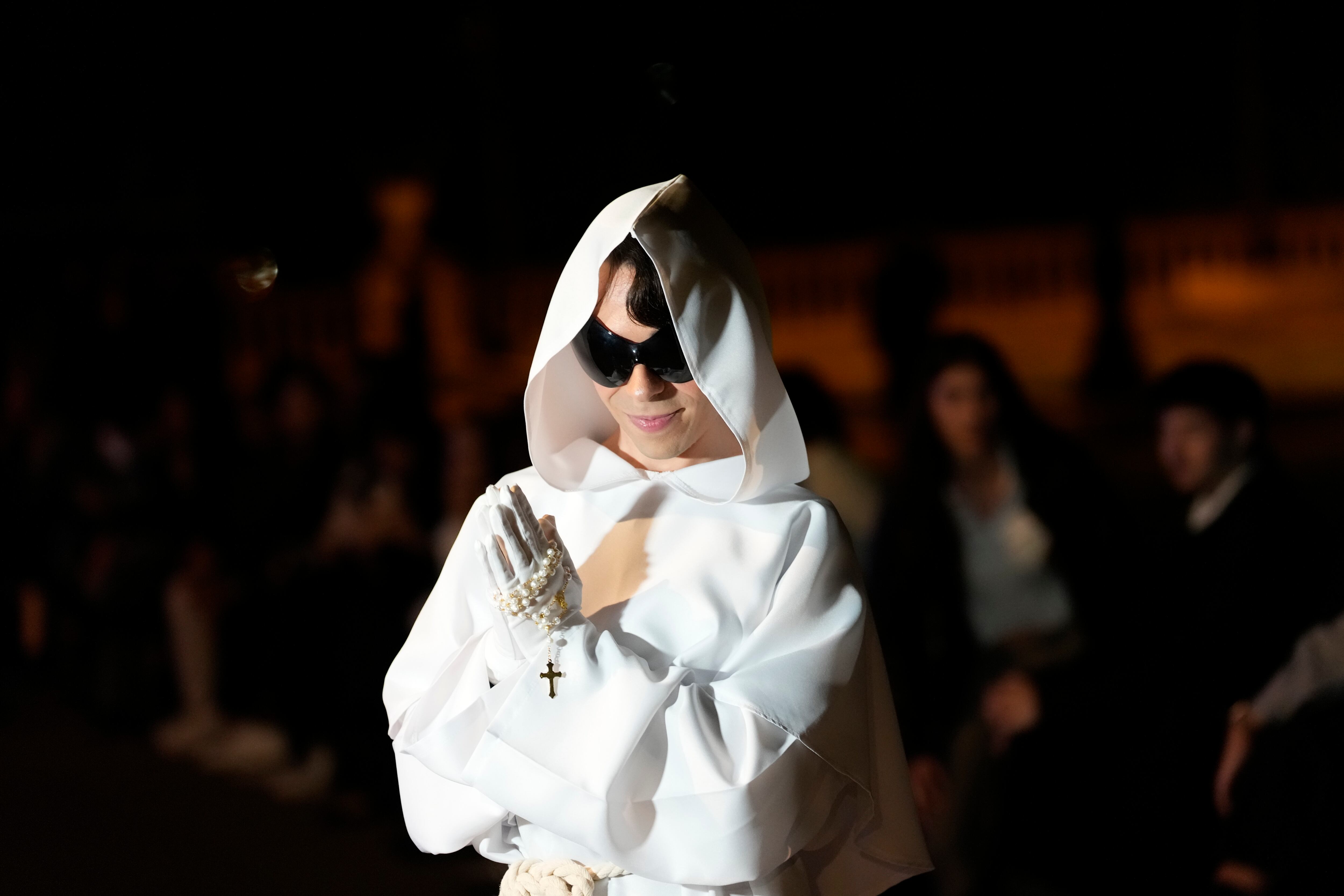 Seguidores de Rosalía hacen cola para asistir al Listening Party de su nuevo disco en Barcelona