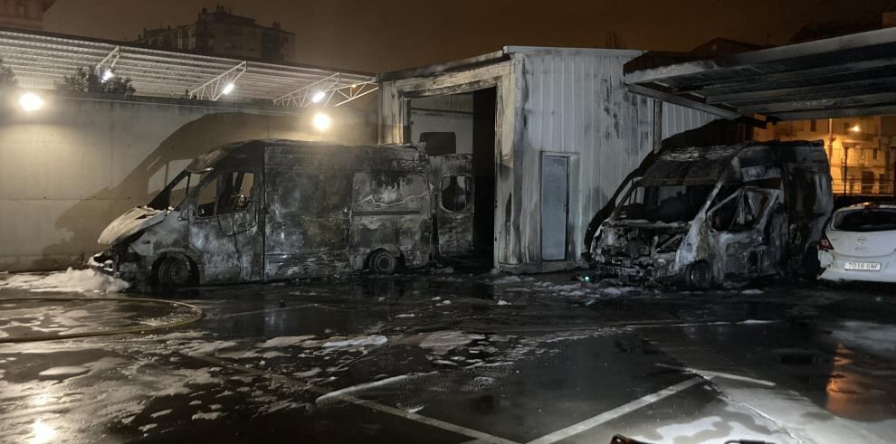 Estado en el que han quedado las ambulancias incendiadas