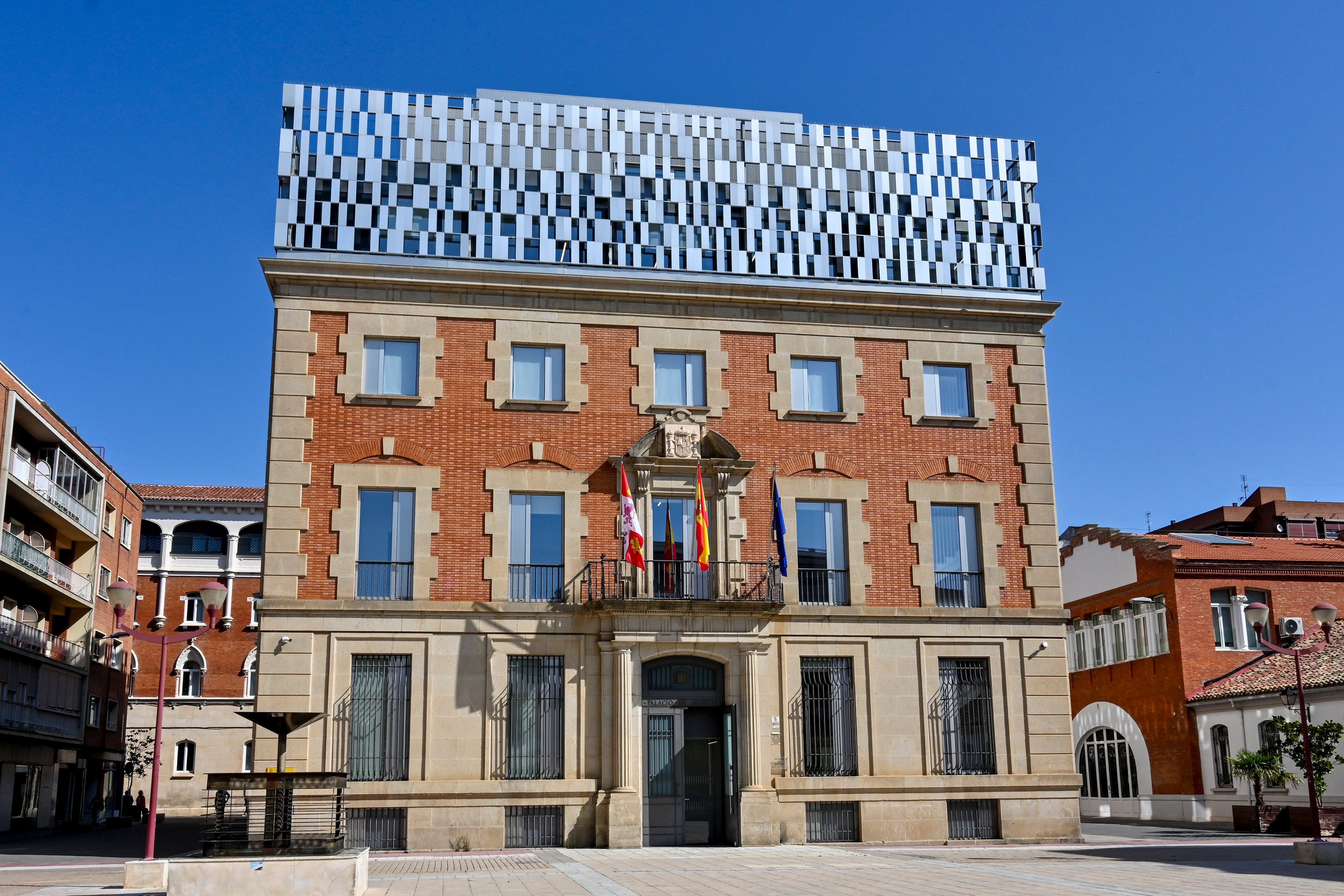 El juez envía a prisión al hombre que apuñaló y estranguló a una persona trans en Palencia