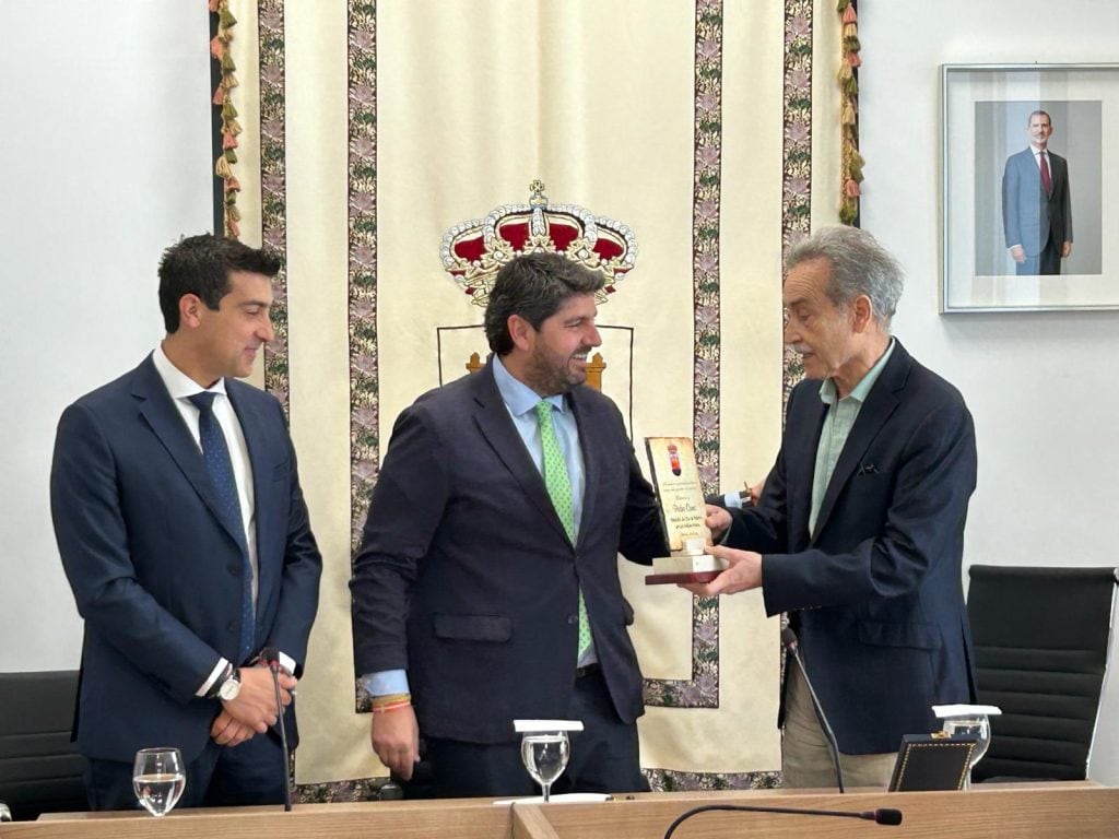 El presidente del Gobierno de la Región de Murcia, Fernando López Miras, y el alcalde de Blanca, Ángel Pablo Cano, han entregaron una placa conmemorativa al artista, tras recibir la Medalla de Oro al Mérito en las Bellas Artes por parte del Ministerio Cultura.