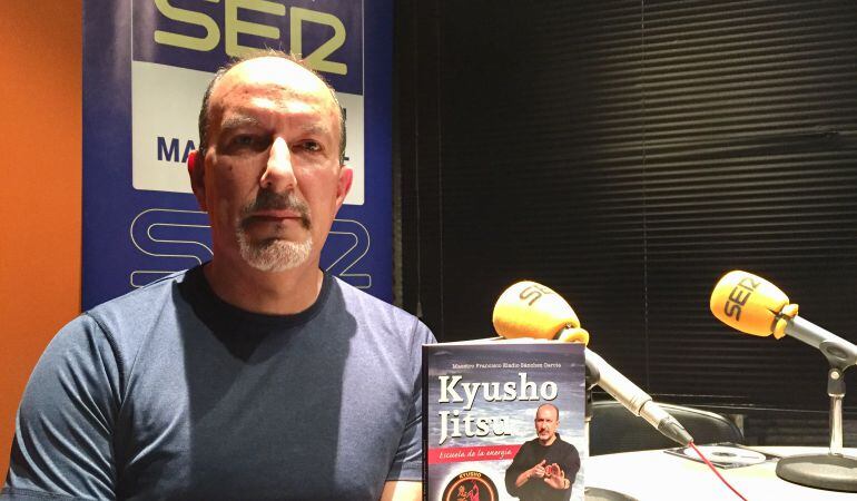 Eladio Sánchez en nuestros estiduos junto a su libro &#039;Kyusho Jitsu&#039;