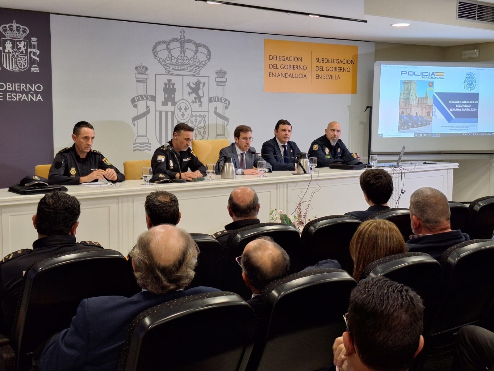 Reunión de la Policía, Subdelegación y Hermandades para el dispositivo de seguridad de la Semana Santa 2024.