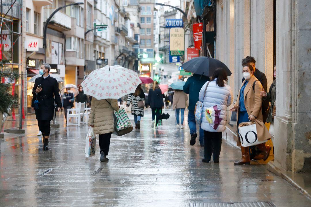 Varias personas pasean por una calle comercial de Vigo (Galicia)