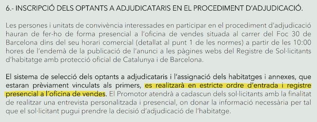 Extracto de la convocatoria oficial de adjudicación de los 24 pisos del edificio París de La Marina del Prat Vermell, donde se especifica que el reparto se hará por orden de llegada a las oficinas.