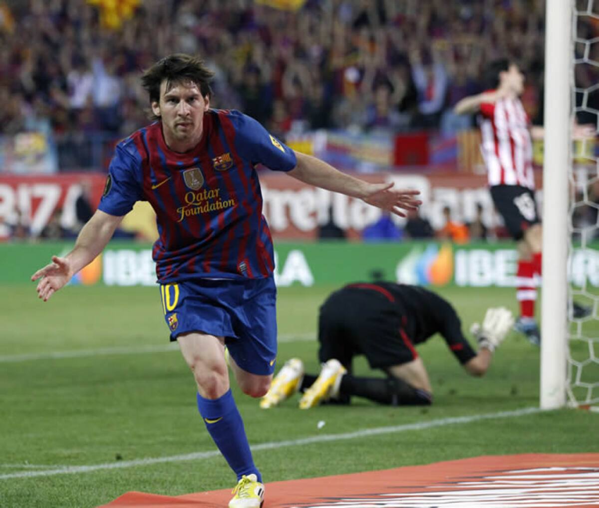 El delantero argentino del FC Barcelona, Lionel Messi, celebra la consecución del segundo gol de su equipo ante el Athletic Club, en la final de la Copa del Rey de fútbol que se disputa esta noche en el estadio Vicente Calderón de Madrid. | <a href="http: