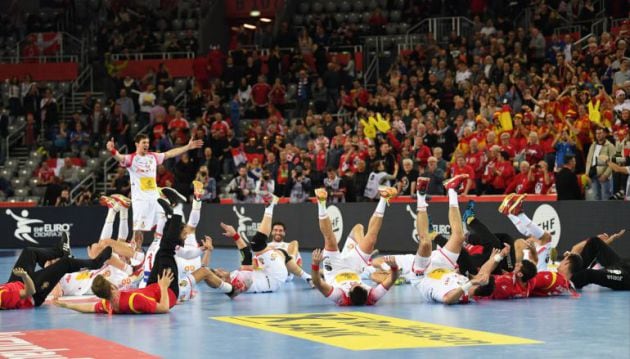 Los jugadores de la selección española de balonmano celebran la clasificación a la final