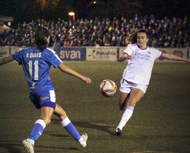 Violeta Quiles acude a la disputa del balón