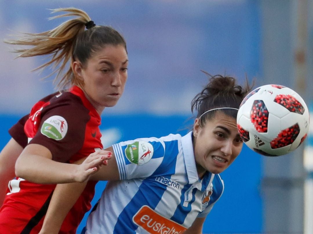 Carla Bautista pelea por un balón con la defensa sevillista Cometti