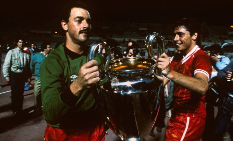  Grobbelaar y Robinson levantan la Copa de Europa tras derrotar a la Roma en la final de 1984. Peter Robinson (getty)