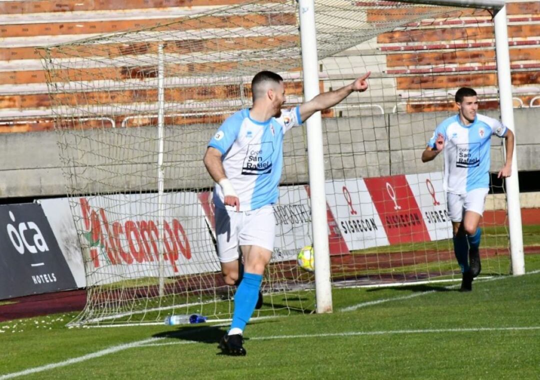 Primo celebra el gol que abrió el marcador agradeciendo la asistencia de Miki Villar