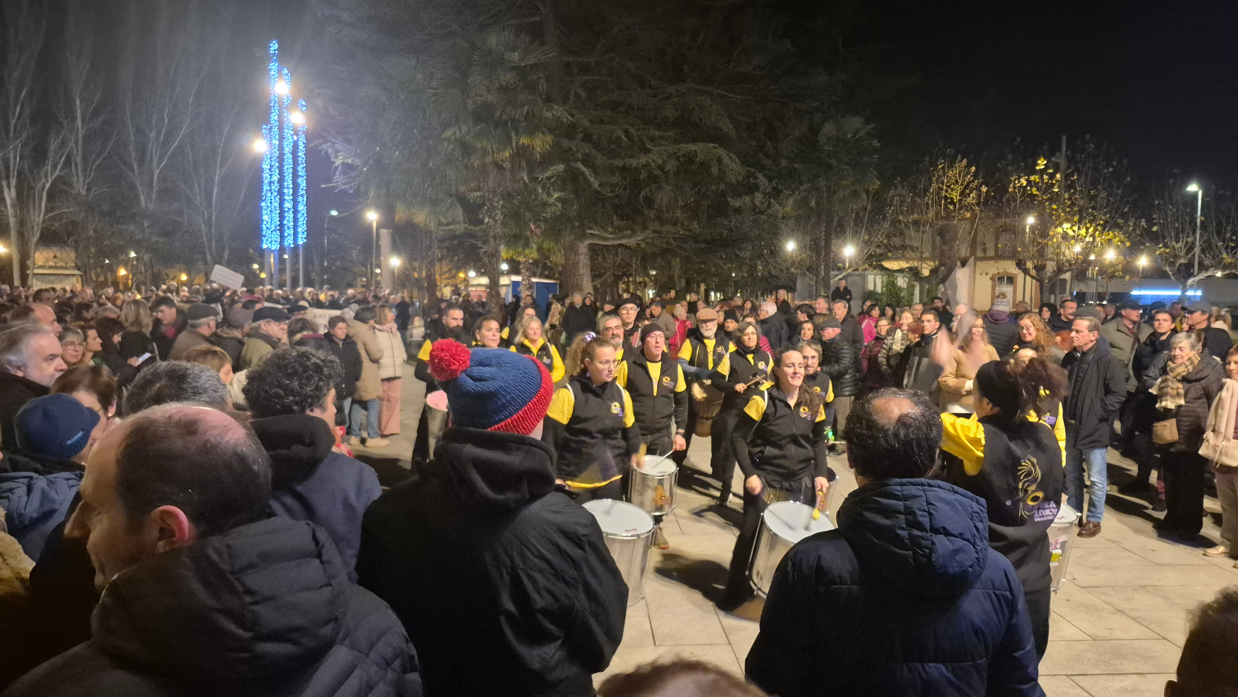 Palencia vuelve a manifestarse contra las pantallas acústicas de ADIF y acompaña su reivindicación con caldo y una batukada