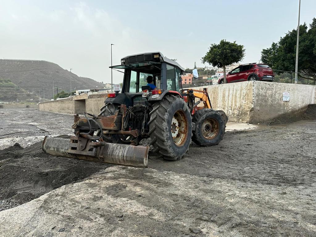 Máquina pesada trabaja en la retirada de áridos en Albuñol  provocado por el temporal de lluvia DANA