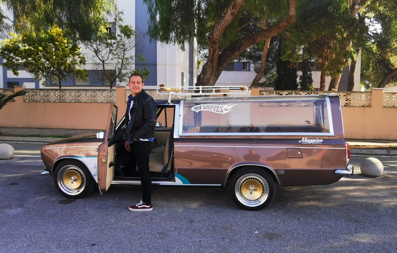 Pepe Ballester en su coche fúnebre