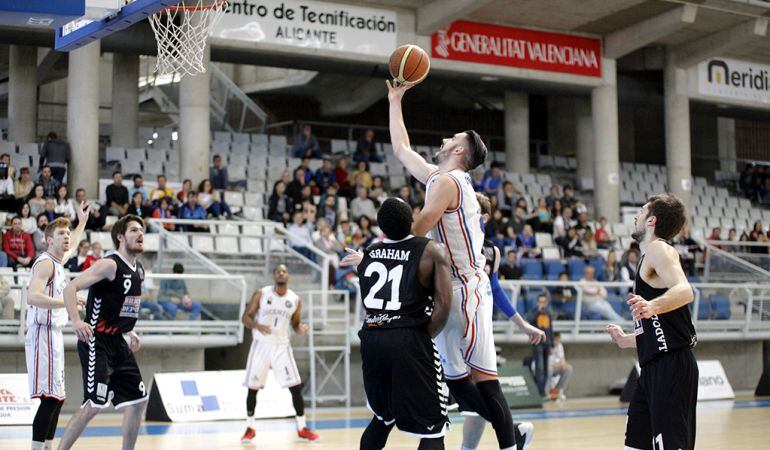 Lance del partido entre la Fundación Lucentum y Valladolid