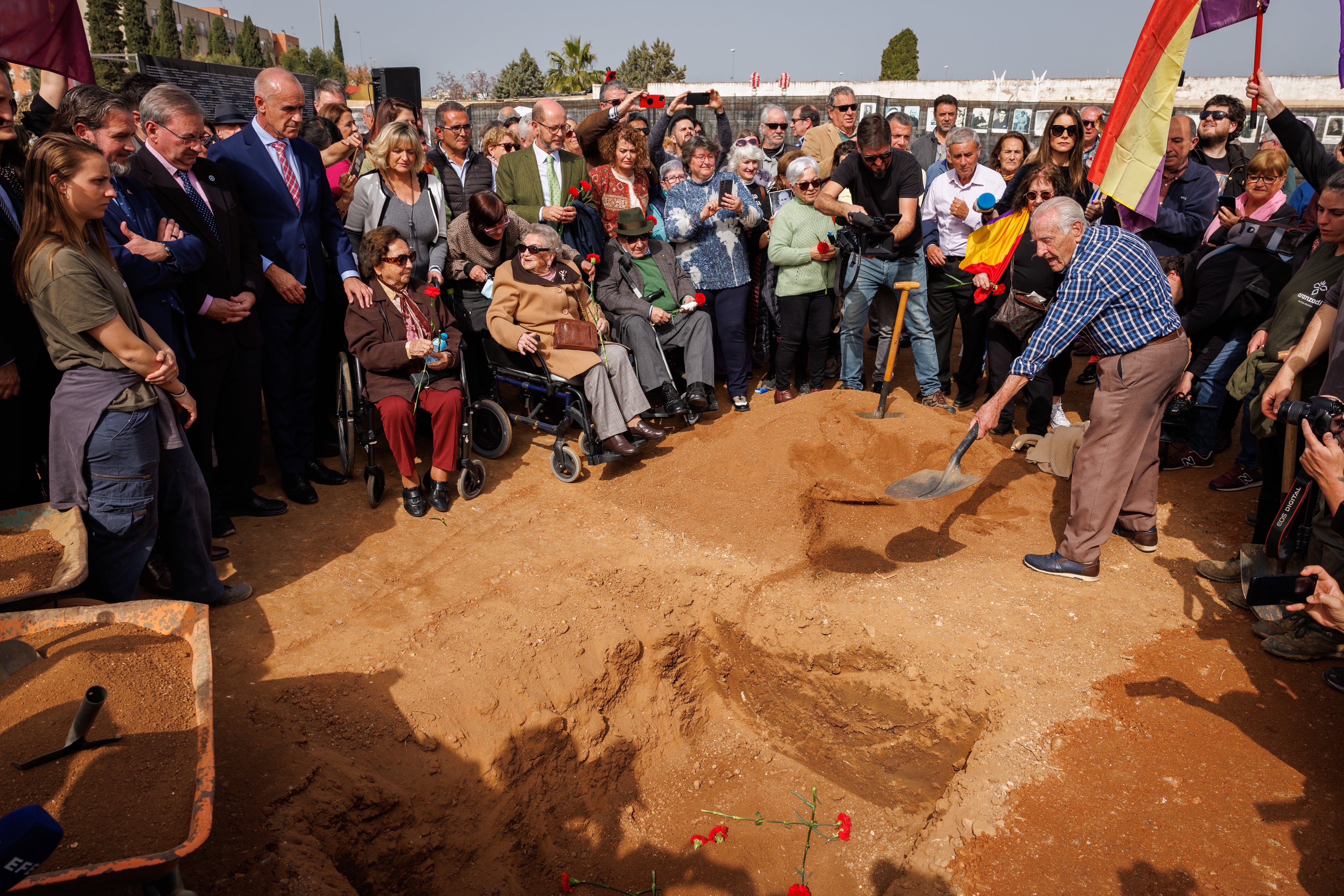 Familiares de las víctimas de los casi 1800 represaliados durante la Guerra Civil y el franquismo exhumados de una de las fosas comunes más grande de España, la de Pico Reja, en el cementerio de Sevilla, durante el acto simbólico de cierre de la fosa después de más de tres años de trabajo y la recuperación de los restos