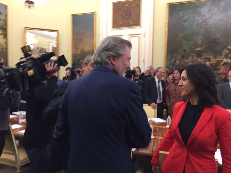 El ministro de Educación y la consejera extremeña, Esther Gutiérrez, en un momento de la Conferencia Sectorial.