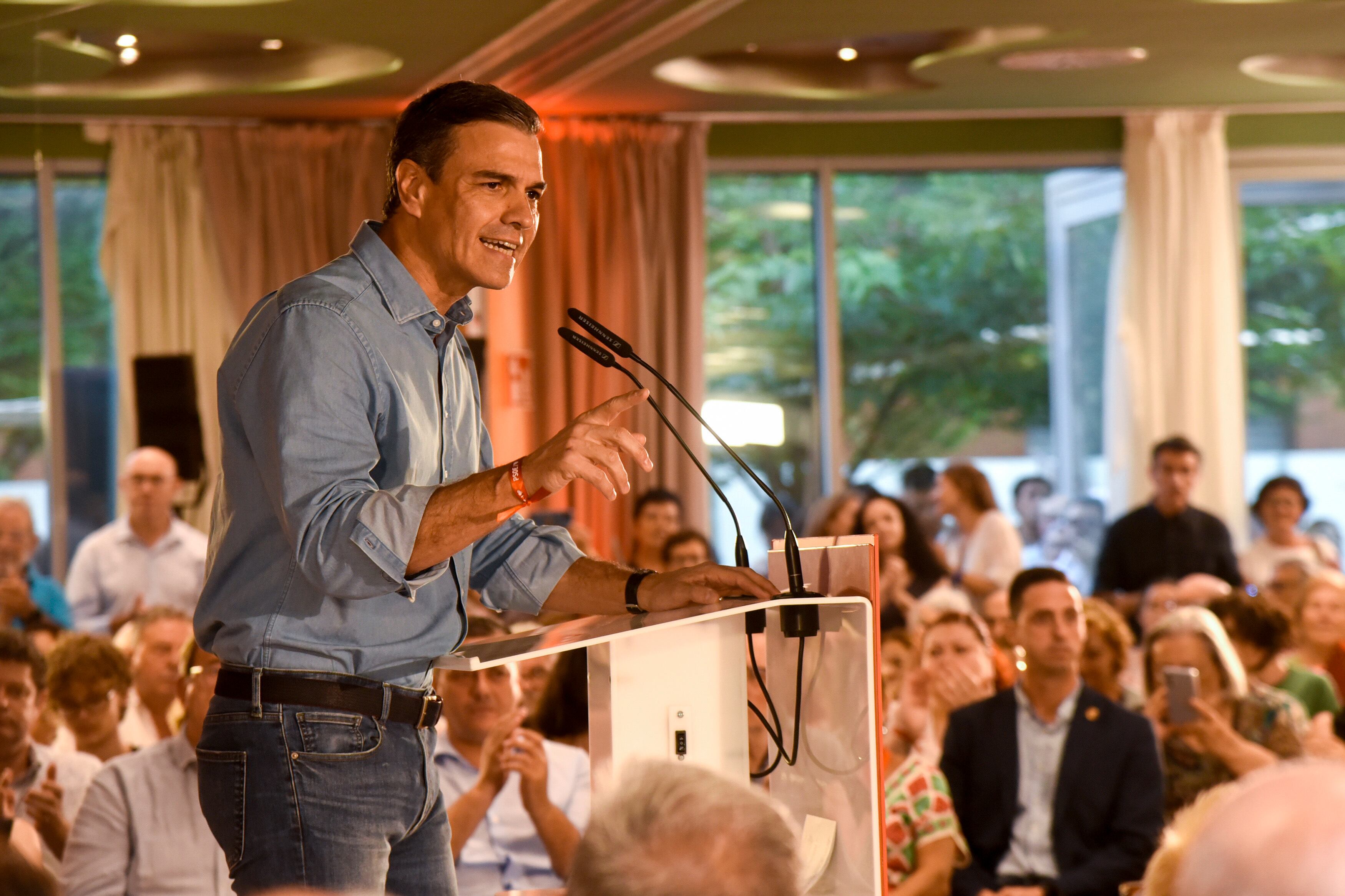 El presidente del Gobierno y candidato a la reelección por el PSOE, Pedro Sánchez, participa en un acto de campaña con motivo de las elecciones generales este lunes, en Huesca (Aragón). EFE/ Javier Blasco