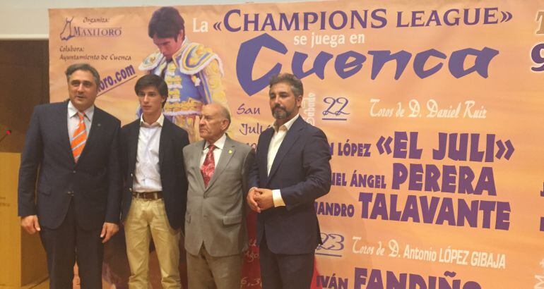 Maximino Pérez en la presentación de los carteles en Cuenca