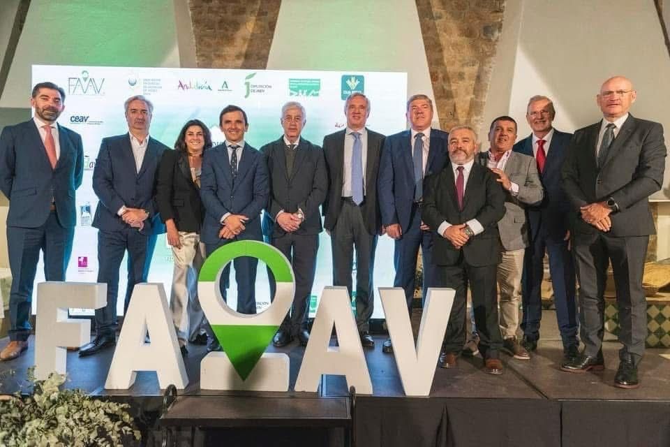 Foto de familia de la Asociación de Agencias de Viajes de Jaén en un acto anterior. (Foto: Extrajaén)