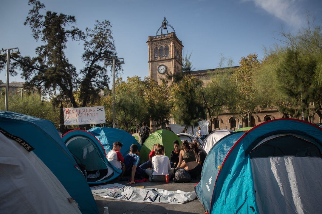 Acampada d'estudiants a la plaça Universitat de Barcelona