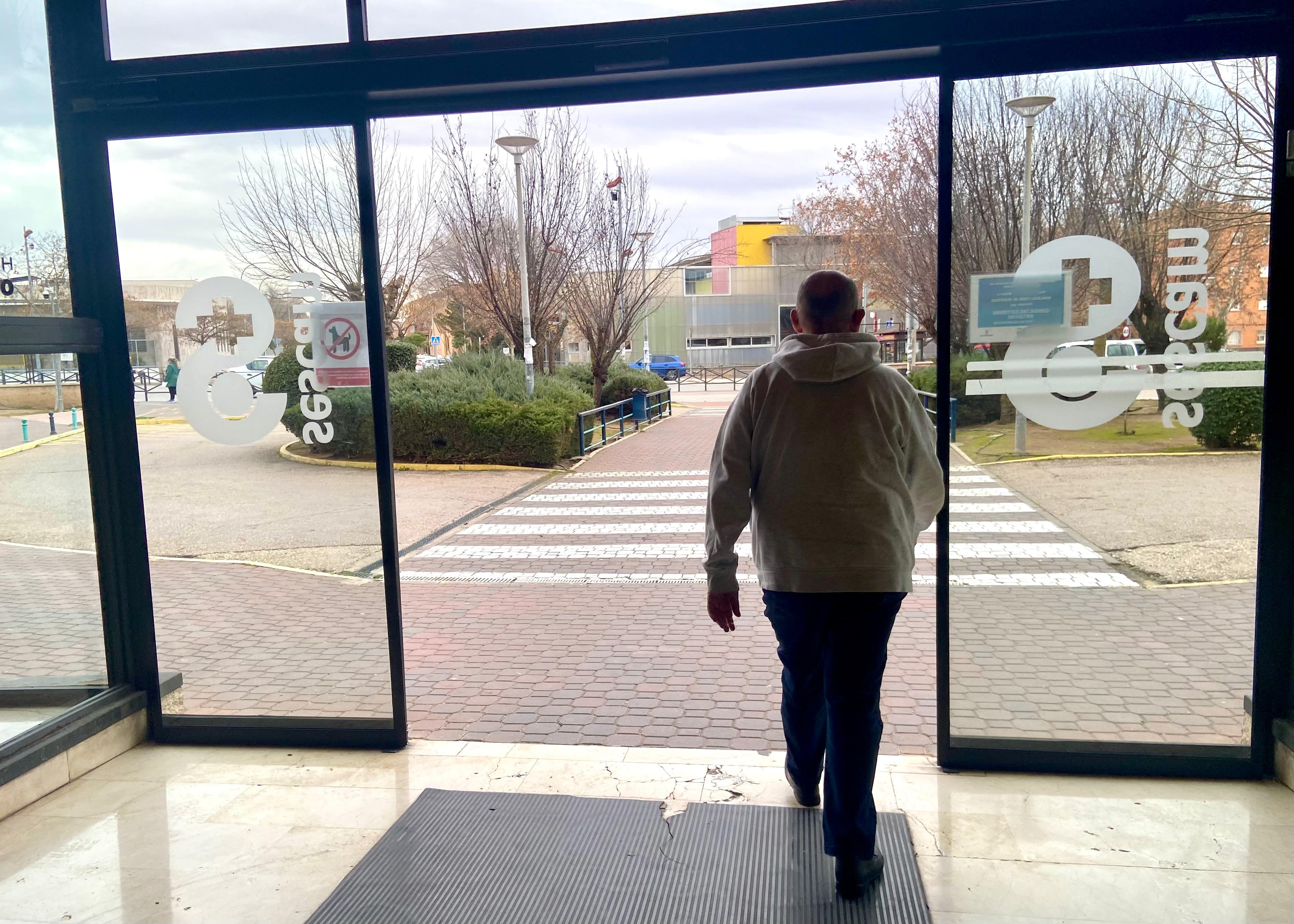 Paciente saliendo del Hospital Universitario Mancha Centro