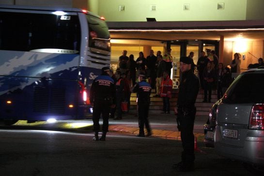 Un autobús traslada a los familiares de las víctimas a Francia