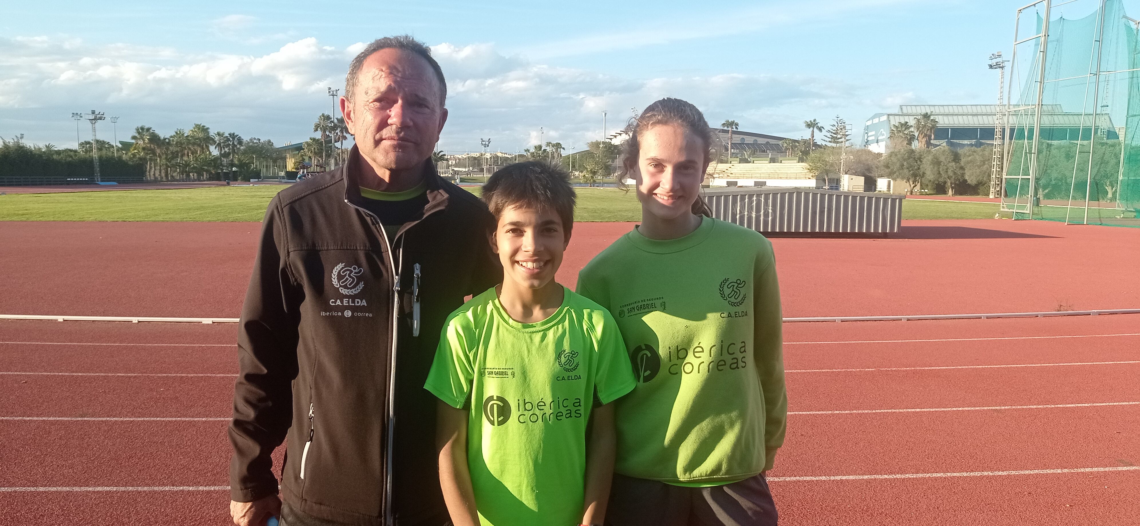 Jóvenes atletas del C. A. Elda con su entrenador José Ferris