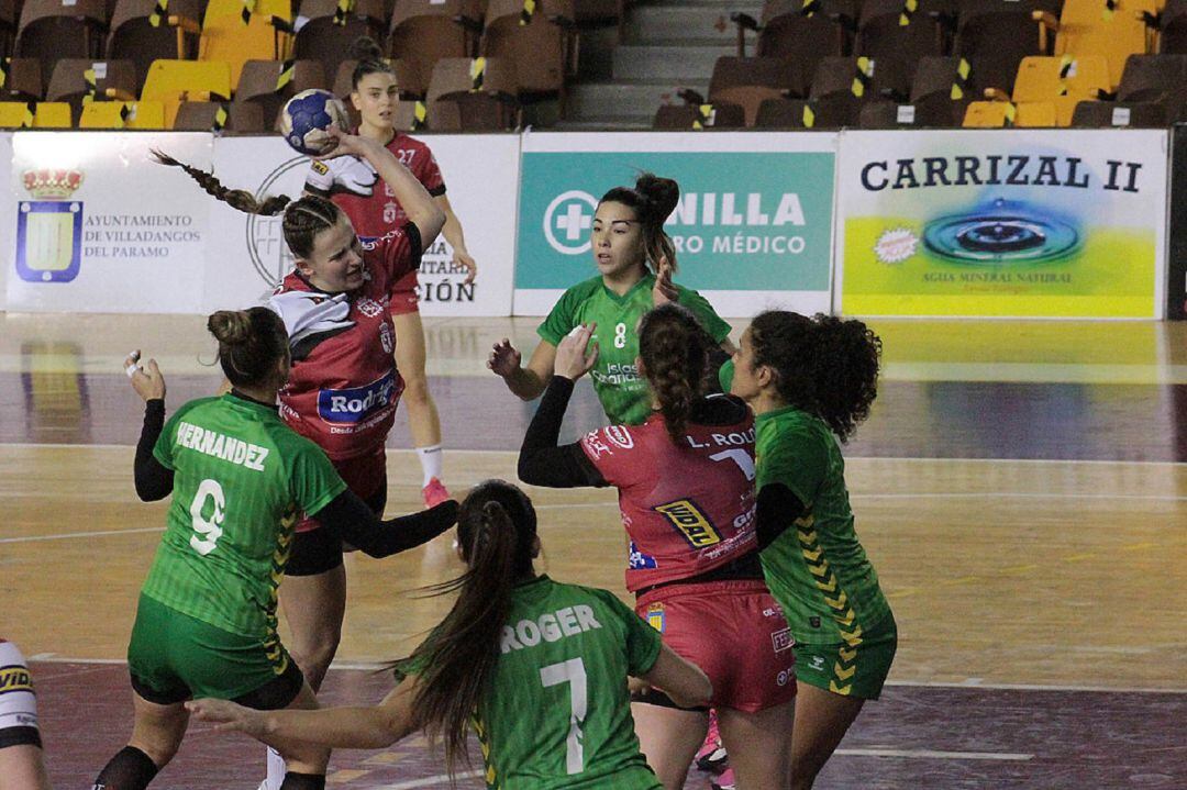 Un momento del partido entre el Rodríguez Cleba León y el Lanzarote Zonzamas.