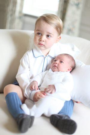 El príncipe George y su hermana, la princesa Charlotte en Anmer Hall en Norfolk.