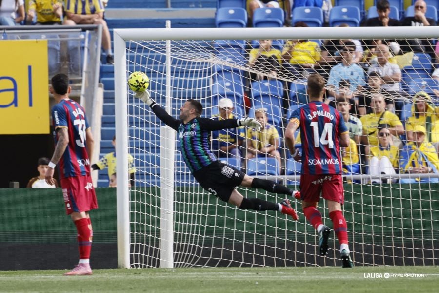 Dani Jiménez volvió a destacar con sus paradas, pero no pudo evitar la derrota en Las Palmas