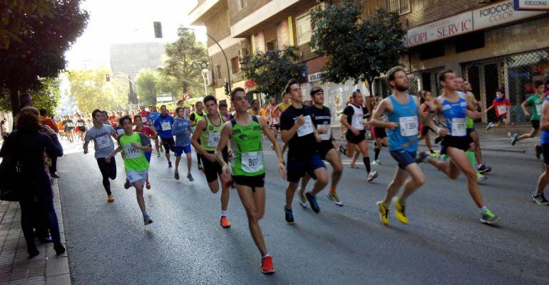 Participantes de la carrera popular a su paso en la Avenida Doctor Eduardo García Maroto de Jaén.