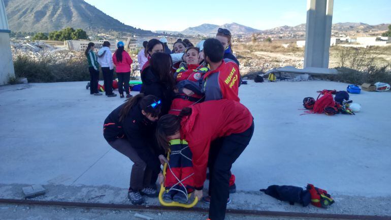 Un momento del taller realizado por alumnos del CEU