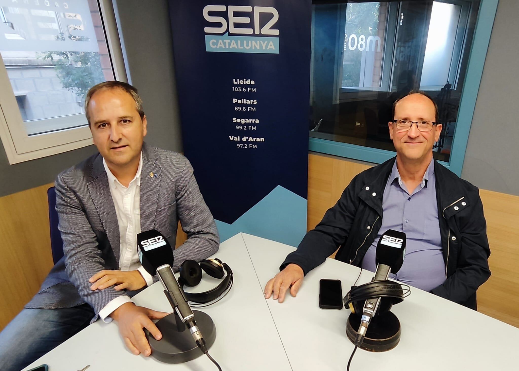 Manel Solé, alcalde de La Granja d&#039;Escarp i Fermí Masot, alcalde d&#039;Aspa. Durant la tertúlia municipal de Ràdio Lleida.