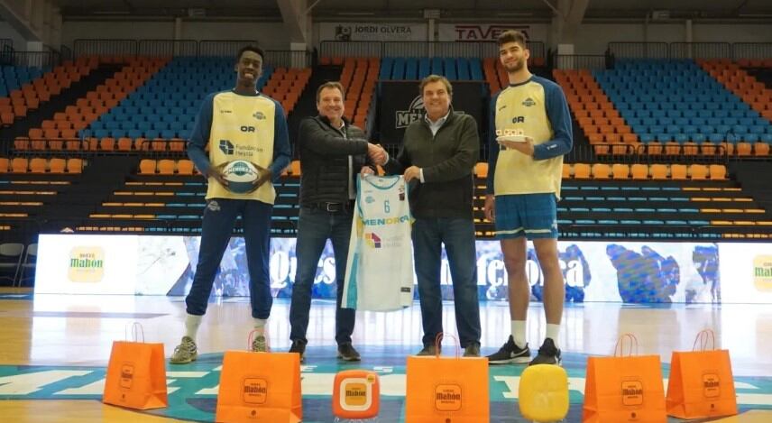 Bosco Triay del CRDO del formatge Mahón-Menorca i Oriol Segura amb dos dels jugadors de l'Hestia van escenificar l'acord de patrocini.